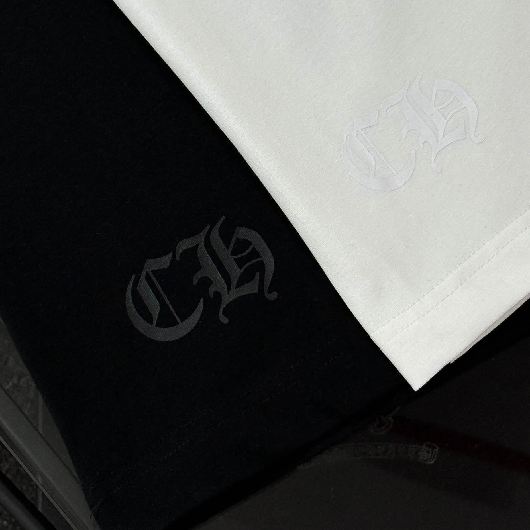 P170 Chrome Hearts Chrome Hearts 25 high-end versions. The fabric is made of 300 grams of high-density pure cotton. It does not deform or shrink. It has three labels. It is the same style for men and women. Technology: Digital printing. Color: White. Black. SIZE: S-XL.